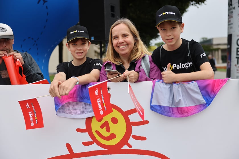 Zawodnicy i kibice na starcie 82. Tour de Pologne przy Hali Stulecia