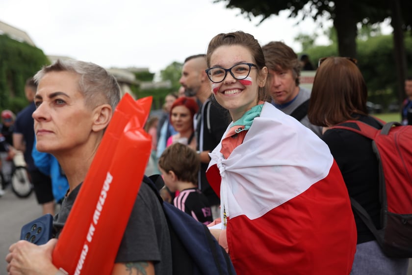 Zawodnicy i kibice na starcie 82. Tour de Pologne przy Hali Stulecia