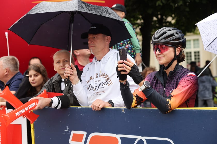 Zawodnicy i kibice na starcie 82. Tour de Pologne przy Hali Stulecia