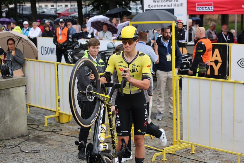 Zawodnicy i kibice na starcie 82. Tour de Pologne przy Hali Stulecia