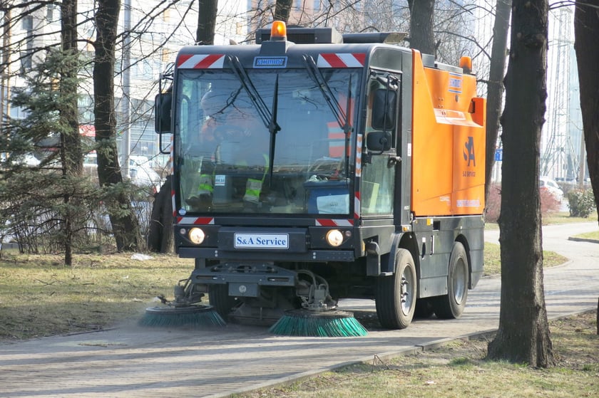 Wiosenne sprzątanie Wrocławia: mycie wiat, ulic, ciągów pieszo-rowerowych, usuwanie graffiti, dbanie o zieleń