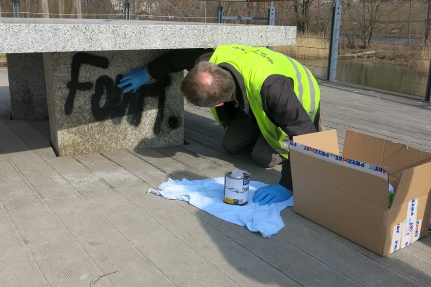 Wiosenne sprzątanie Wrocławia: mycie wiat, ulic, ciągów pieszo-rowerowych, usuwanie graffiti, dbanie o zieleń