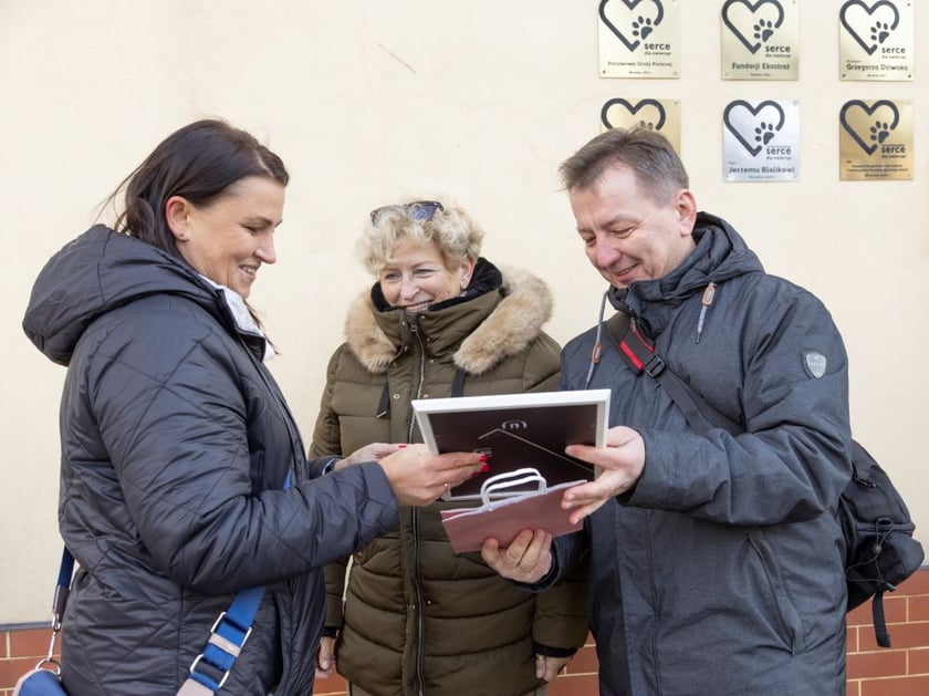 Przedstawicielka 4 ŁAP WROCŁAWIA (po prawej) odbiera wyróżnienie z rąk Dominika Golemy, dyrektora Biura Wrocław Bez Barier, członka Kapituły