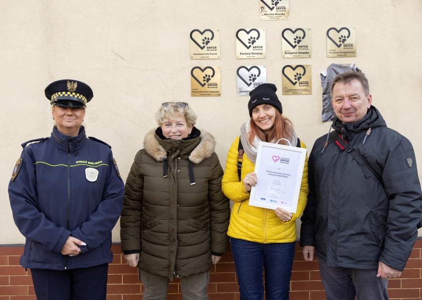 Przedstawicielka EKOSTRAŻY dyplom i gratulacje odbierała od członków Kapituły (od prawej): Angeliki Wiwatowskiej  (Straż Miejska Wrocławia, Ekopatrol), Barbary Borzymowskiej i Dominika Golemy