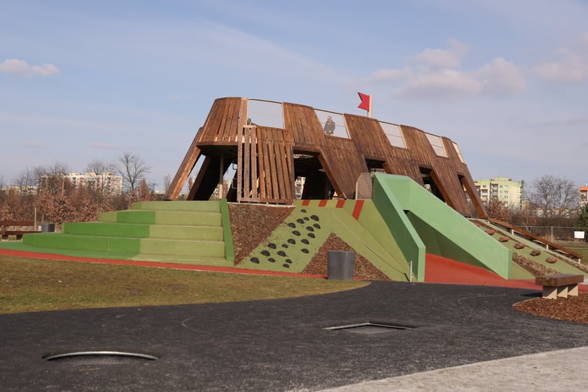 Na zdjęciu ?Średniowieczny Wrocław? w parku Tysiąclecia, czyli wyjątkowy plac zabaw na zachodzie Wrocławia - 28 lutego 2023 r.