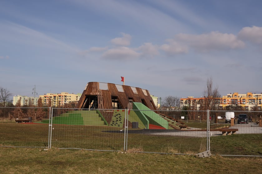 Na zdjęciu ?Średniowieczny Wrocław? w parku Tysiąclecia, czyli wyjątkowy plac zabaw na zachodzie Wrocławia - 28 lutego 2023 r.