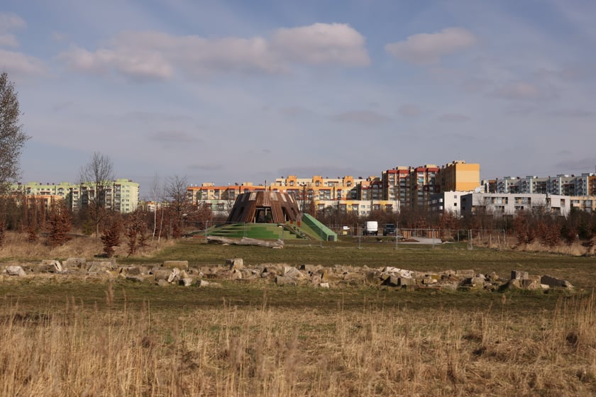 Na zdjęciu ?Średniowieczny Wrocław? w parku Tysiąclecia, czyli wyjątkowy plac zabaw na zachodzie Wrocławia - 28 lutego 2023 r.