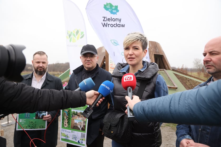 Księżniczki i rycerze z SP nr 113 we Wrocławiu 21 marca powitały wiosnę w warownym grodzie Średniowieczny Wrocław w parku Tysiąclecia
