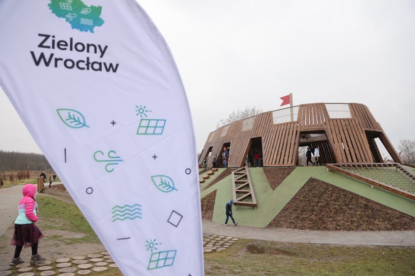 Księżniczki i rycerze z SP nr 113 we Wrocławiu 21 marca powitały wiosnę w warownym grodzie Średniowieczny Wrocław w parku Tysiąclecia