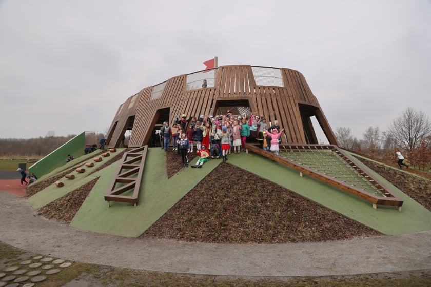 Księżniczki i rycerze z SP nr 113 we Wrocławiu 21 marca powitały wiosnę w warownym grodzie Średniowieczny Wrocław w parku Tysiąclecia