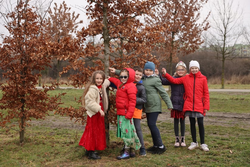 Księżniczki i rycerze z SP nr 113 we Wrocławiu 21 marca powitały wiosnę w warownym grodzie Średniowieczny Wrocław w parku Tysiąclecia