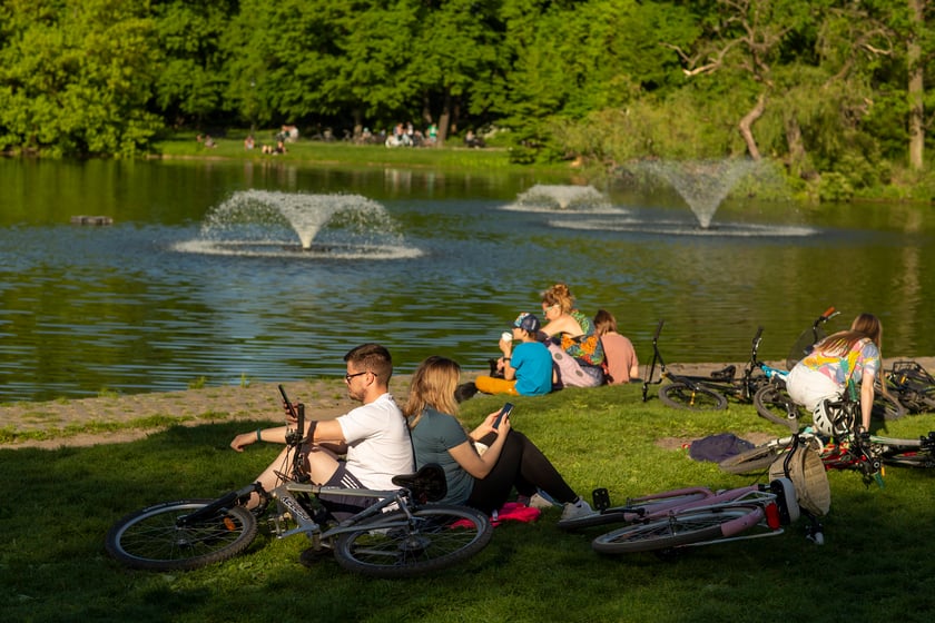 Parkiem najbardziej zatłoczonym jest zabytkowy park Południowy na Borku. Przyciąga kameralnością, ciekawym złożeniem i kilkoma zabytkami.
Polecamy mostek i odnowioną altanę na Wzg&oacute;rzu Bendera. W centrum tego parku jest staw z wyspą. Ciekawym kontrapunktem jest wsp&oacute;łcześnie postawiony pomnik Chopina. 