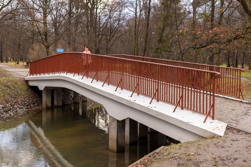 Parkiem bardziej naturalistycznym, można powiedzieć, że nawet&nbsp; dzikim, oddalonym nieco od centrum, jest park Wschodni. Jego specyfika i naturalistyczny charakter wynikają z pewnej przypadłości &ndash; obiekt zlokalizowany w widłach Odry i Oławy jest okresowo zalewany.
Zatem rośliny lubiące podmokły teren są tu normą, a pewne elementy małej architektury nie mają szans by je tu wprowadzano, bo ulegną destrukcji gdy podniesie się poziom w&oacute;d. Niemniej w czasie takich przybor&oacute;w, choć nie wszędzie da się dotrzeć, park jest najciekawszy.