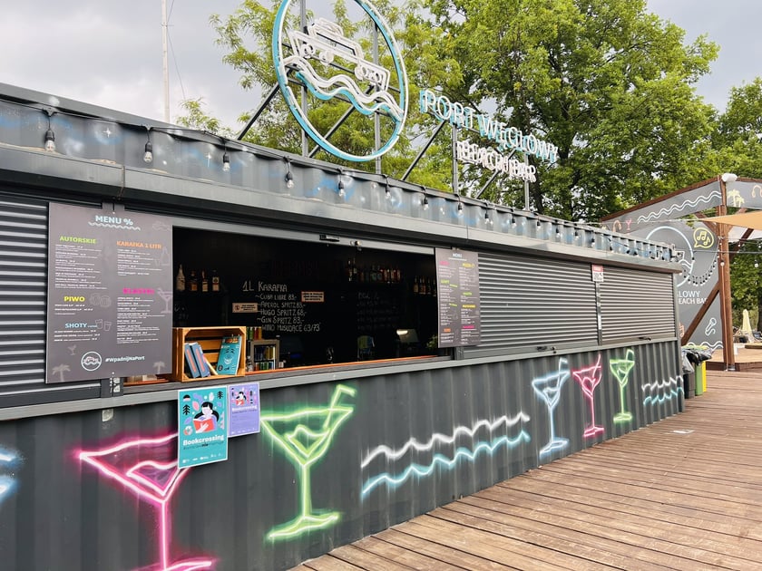 Regał z książkami - Port Węglowy beach bar