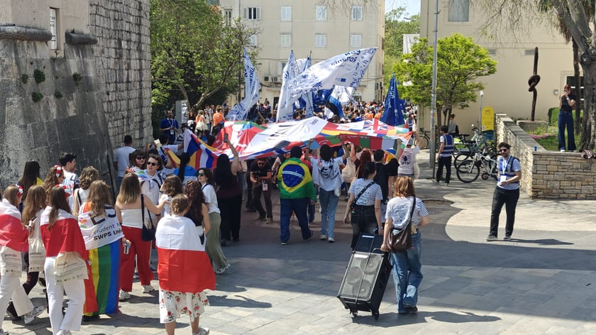 Powiększ obraz: Radosna parada flag