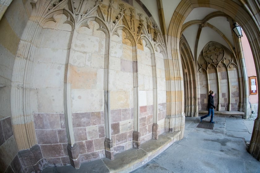Boczne wejście do katedry wrocławskiej