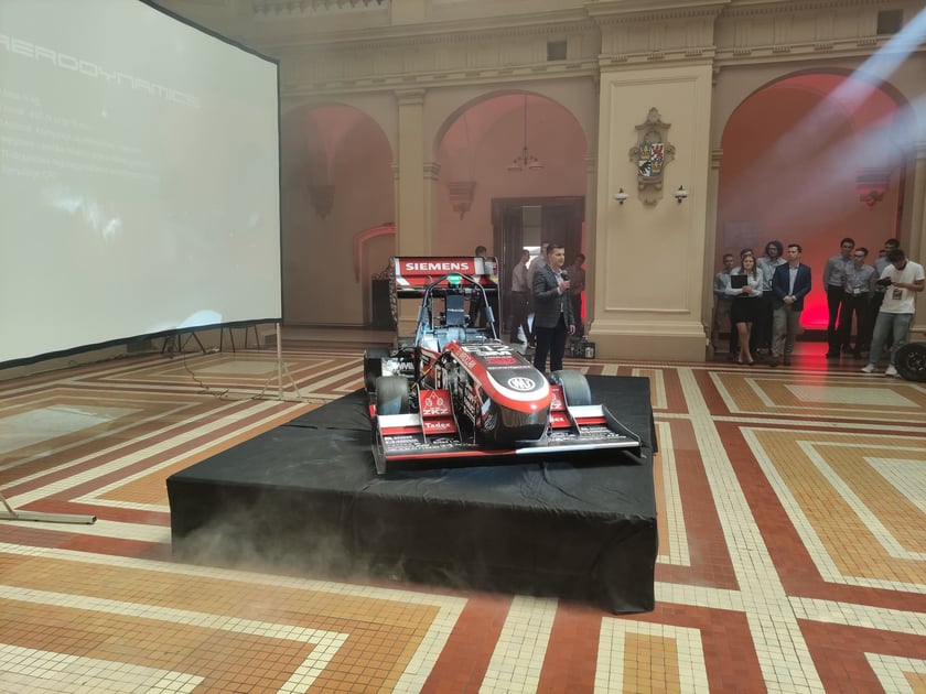 Koło naukowe PWr Racing Team zaprezentowało pierwszy elektryczny bolid w swojej historii