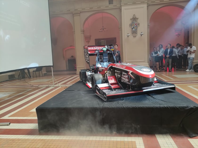 Koło naukowe PWr Racing Team zaprezentowało pierwszy elektryczny bolid w swojej historii