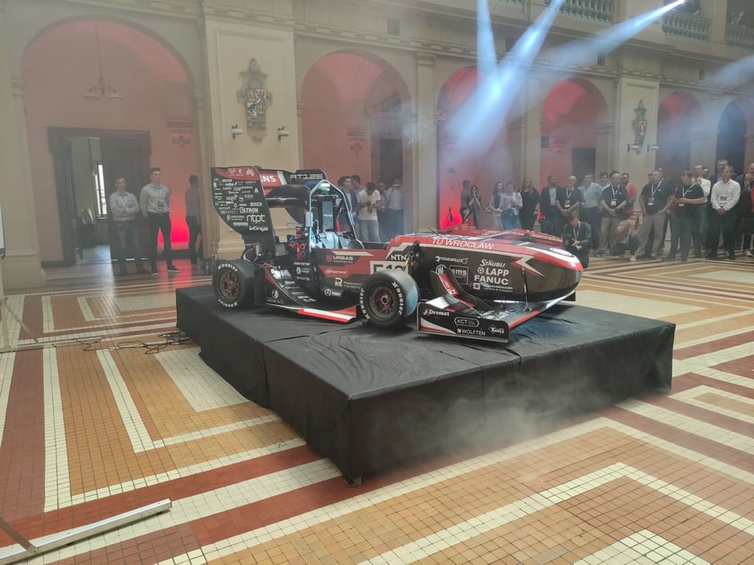 Koło naukowe PWr Racing Team zaprezentowało pierwszy elektryczny bolid w swojej historii