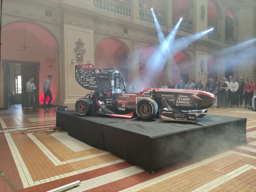 Koło naukowe PWr Racing Team zaprezentowało pierwszy elektryczny bolid w swojej historii