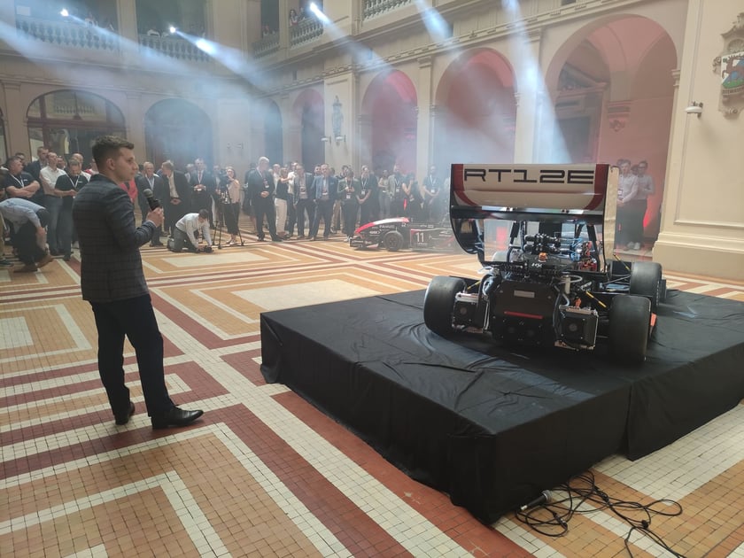 Koło naukowe PWr Racing Team zaprezentowało pierwszy elektryczny bolid w swojej historii