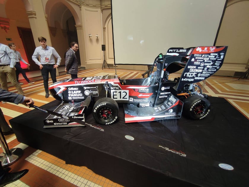 Koło naukowe PWr Racing Team zaprezentowało pierwszy elektryczny bolid w swojej historii