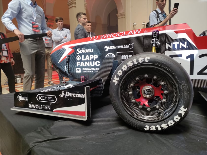 Koło naukowe PWr Racing Team zaprezentowało pierwszy elektryczny bolid w swojej historii