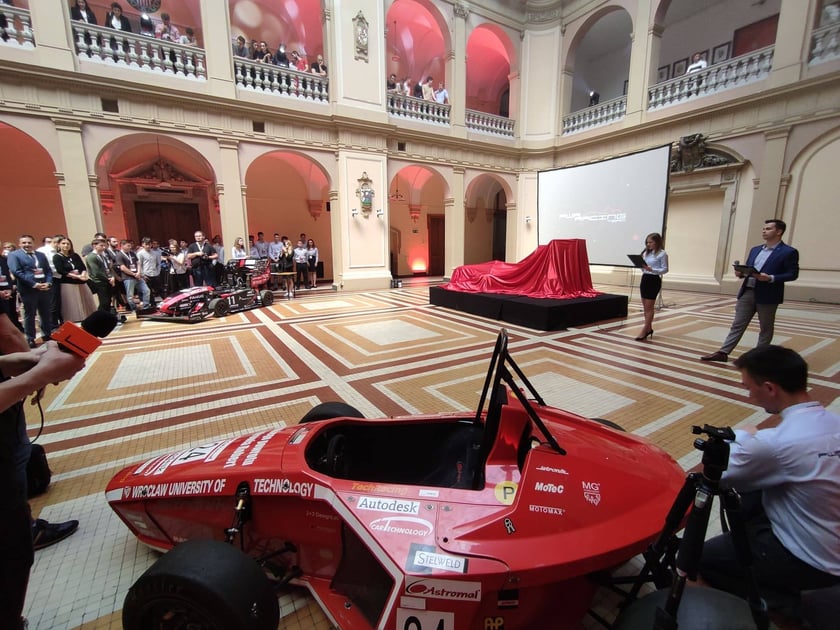 Koło naukowe PWr Racing Team zaprezentowało pierwszy elektryczny bolid w swojej historii