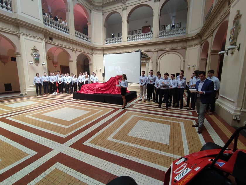 Koło naukowe PWr Racing Team zaprezentowało pierwszy elektryczny bolid w swojej historii
