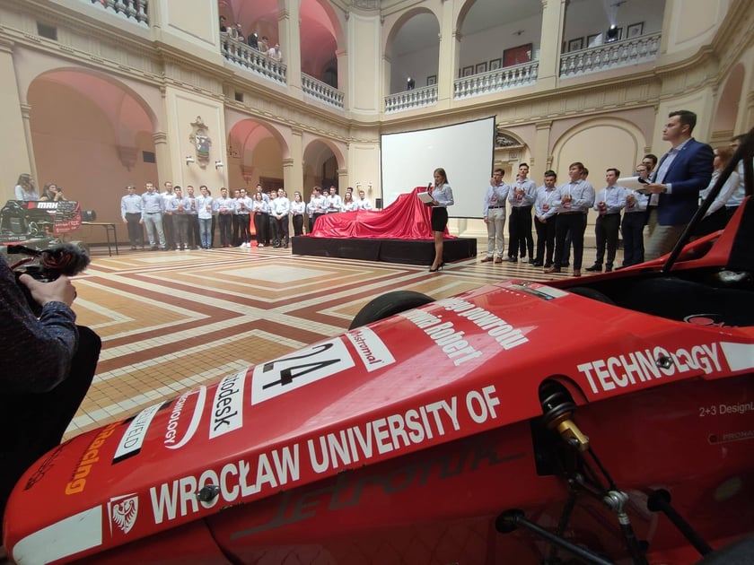 Koło naukowe PWr Racing Team zaprezentowało pierwszy elektryczny bolid w swojej historii