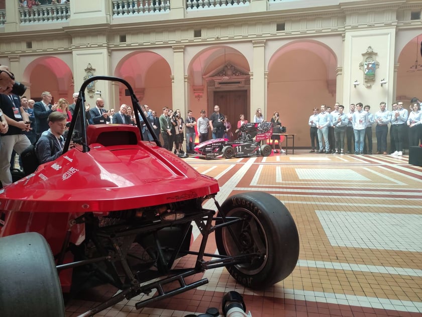 Koło naukowe PWr Racing Team zaprezentowało pierwszy elektryczny bolid w swojej historii