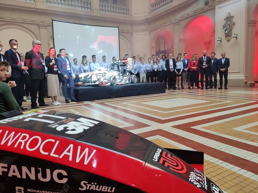 Koło naukowe PWr Racing Team zaprezentowało pierwszy elektryczny bolid w swojej historii