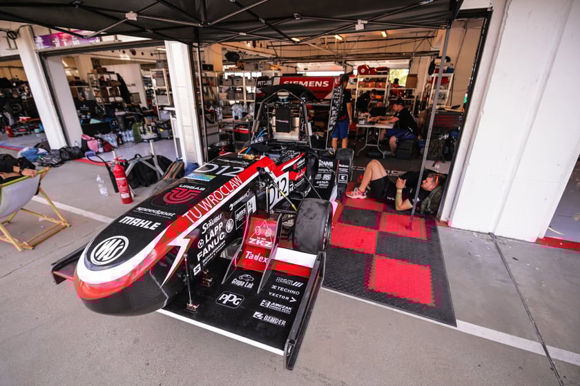 Pierwsze zawody, podczas których studenci z PWr Racing Team mieli okazję zaprezentować swój nowy bolid RT12e, zostały rozegrane na węgierskim torze Hungaroring