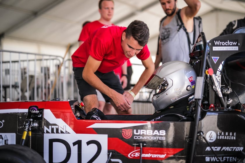 Pierwsze zawody, podczas których studenci z PWr Racing Team mieli okazję zaprezentować swój nowy bolid RT12e, zostały rozegrane na węgierskim torze Hungaroring