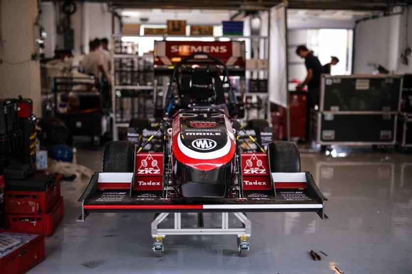 Pierwsze zawody, podczas których studenci z PWr Racing Team mieli okazję zaprezentować swój nowy bolid RT12e, zostały rozegrane na węgierskim torze Hungaroring