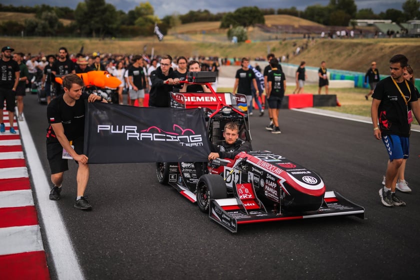 Pierwsze zawody, podczas których studenci z PWr Racing Team mieli okazję zaprezentować swój nowy bolid RT12e, zostały rozegrane na węgierskim torze Hungaroring