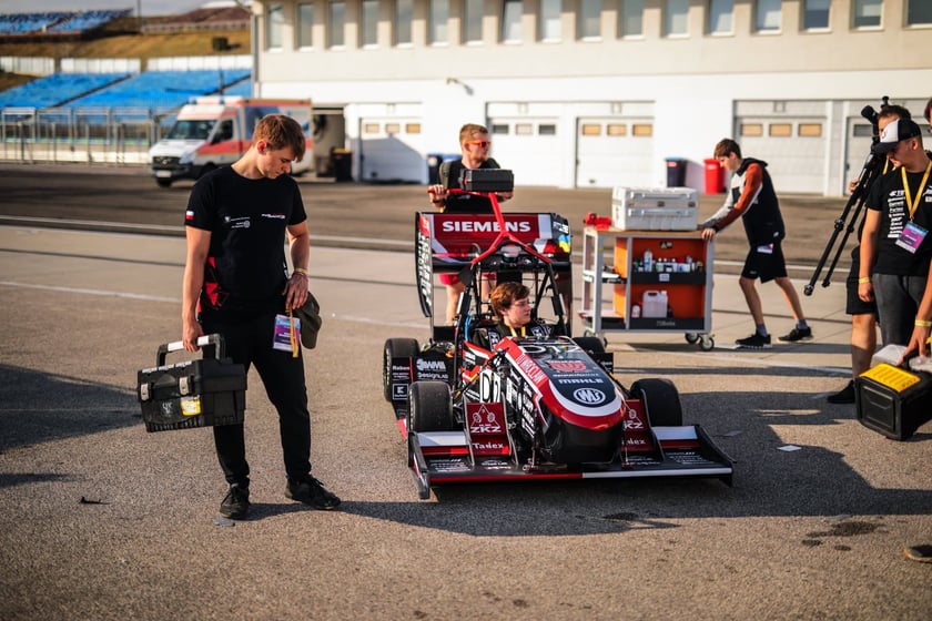 Pierwsze zawody, podczas których studenci z PWr Racing Team mieli okazję zaprezentować swój nowy bolid RT12e, zostały rozegrane na węgierskim torze Hungaroring