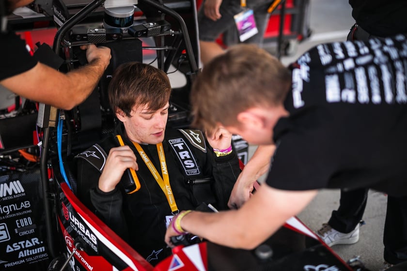 Pierwsze zawody, podczas których studenci z PWr Racing Team mieli okazję zaprezentować swój nowy bolid RT12e, zostały rozegrane na węgierskim torze Hungaroring