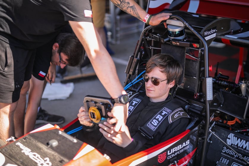Pierwsze zawody, podczas których studenci z PWr Racing Team mieli okazję zaprezentować swój nowy bolid RT12e, zostały rozegrane na węgierskim torze Hungaroring
