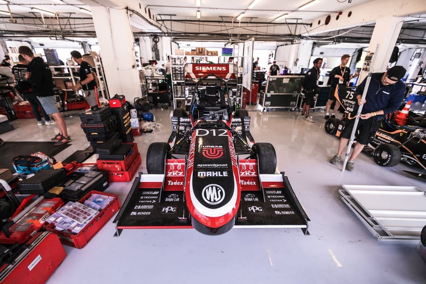 Pierwsze zawody, podczas których studenci z PWr Racing Team mieli okazję zaprezentować swój nowy bolid RT12e, zostały rozegrane na węgierskim torze Hungaroring