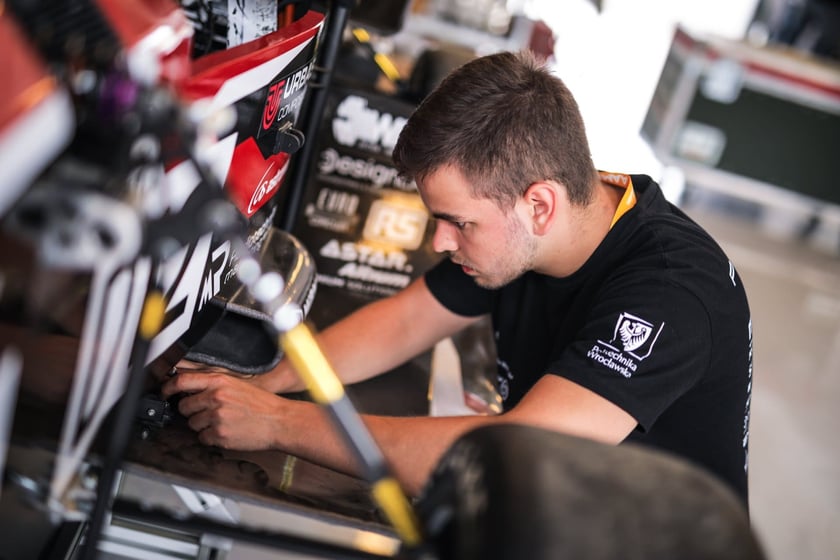 Pierwsze zawody, podczas których studenci z PWr Racing Team mieli okazję zaprezentować swój nowy bolid RT12e, zostały rozegrane na węgierskim torze Hungaroring