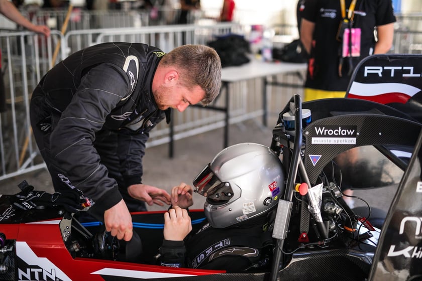 Pierwsze zawody, podczas których studenci z PWr Racing Team mieli okazję zaprezentować swój nowy bolid RT12e, zostały rozegrane na węgierskim torze Hungaroring