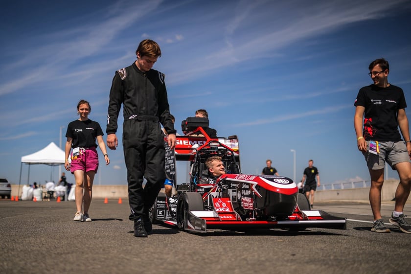Pierwsze zawody, podczas których studenci z PWr Racing Team mieli okazję zaprezentować swój nowy bolid RT12e, zostały rozegrane na węgierskim torze Hungaroring