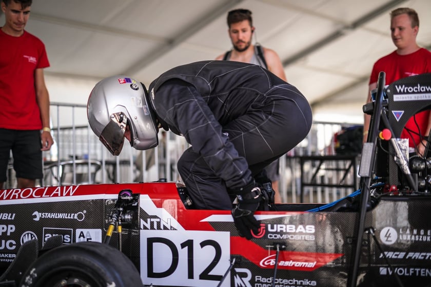 Pierwsze zawody, podczas których studenci z PWr Racing Team mieli okazję zaprezentować swój nowy bolid RT12e, zostały rozegrane na węgierskim torze Hungaroring