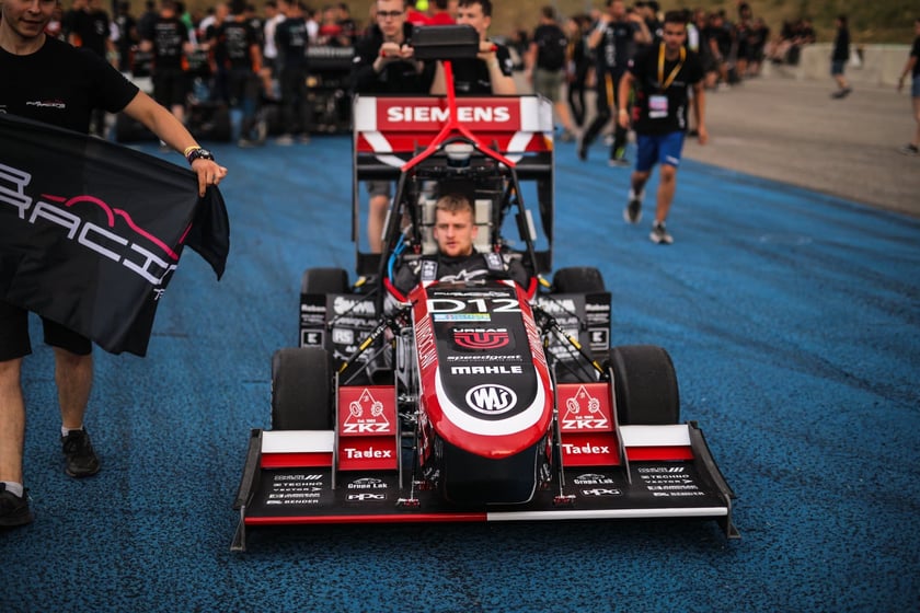 Pierwsze zawody, podczas których studenci z PWr Racing Team mieli okazję zaprezentować swój nowy bolid RT12e, zostały rozegrane na węgierskim torze Hungaroring