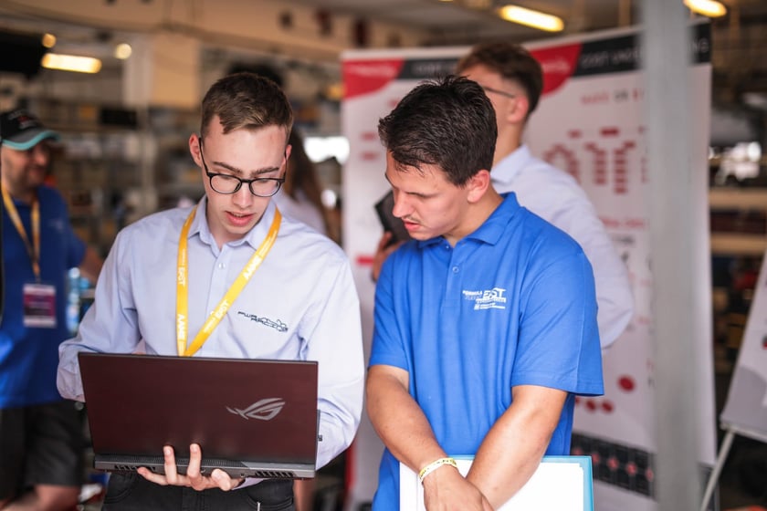 Pierwsze zawody, podczas których studenci z PWr Racing Team mieli okazję zaprezentować swój nowy bolid RT12e, zostały rozegrane na węgierskim torze Hungaroring