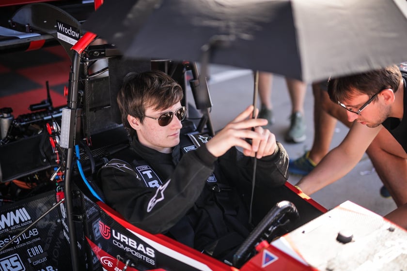 Pierwsze zawody, podczas których studenci z PWr Racing Team mieli okazję zaprezentować swój nowy bolid RT12e, zostały rozegrane na węgierskim torze Hungaroring