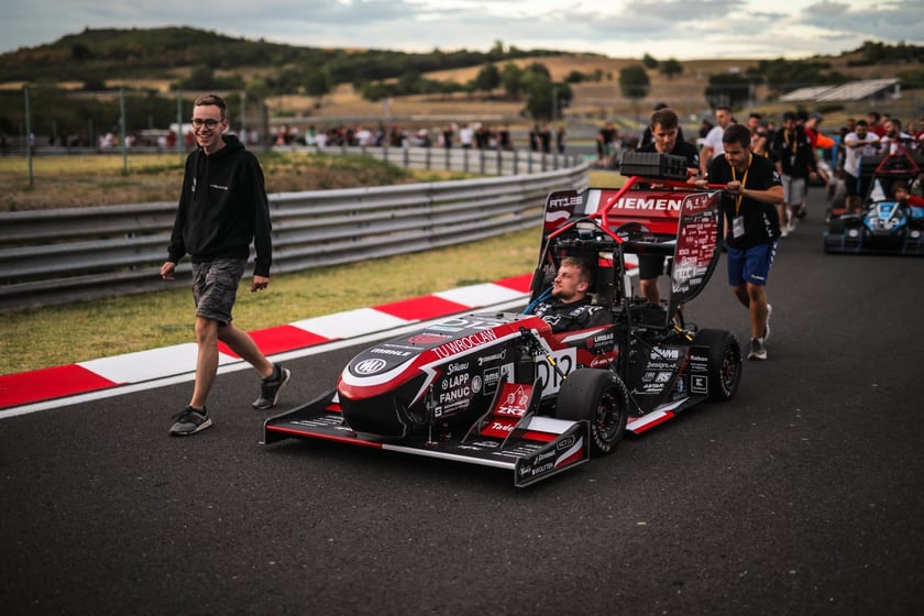 Pierwsze zawody, podczas których studenci z PWr Racing Team mieli okazję zaprezentować swój nowy bolid RT12e, zostały rozegrane na węgierskim torze Hungaroring