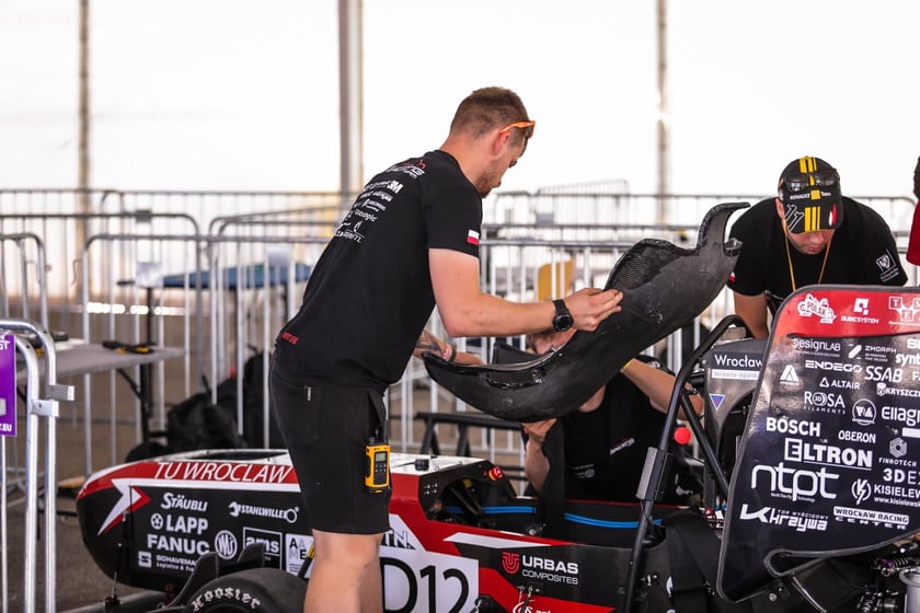 Pierwsze zawody, podczas których studenci z PWr Racing Team mieli okazję zaprezentować swój nowy bolid RT12e, zostały rozegrane na węgierskim torze Hungaroring