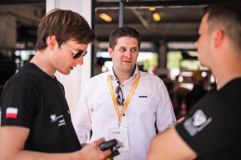 Pierwsze zawody, podczas których studenci z PWr Racing Team mieli okazję zaprezentować swój nowy bolid RT12e, zostały rozegrane na węgierskim torze Hungaroring